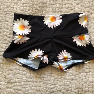 Teeki Hot Yoga Sun Shorts Daisy